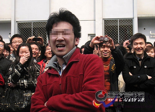 女大學生貼公告限時征男友引上千人圍觀(組圖)