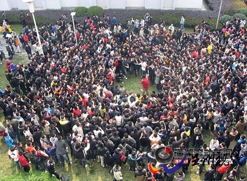 女大學生貼公告限時征男友引上千人圍觀(組圖)