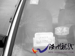 樂清新聞：高峰時段出租車逆行 路人受驚揮拳砸裂車