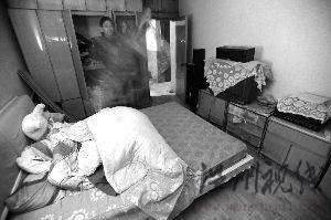 南京釘子戶窗插五星紅旗稱想活得更有尊嚴(圖)