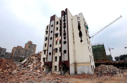 南京釘子戶窗插五星紅旗稱想活得更有尊嚴(組圖)