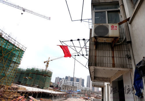 南京釘子戶窗插五星紅旗稱想活得更有尊嚴(組圖)