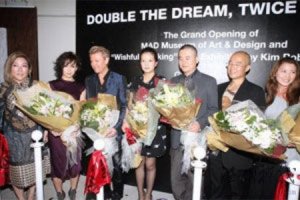 趙薇產(chǎn)后第27天亮相 為好友畫展免費剪彩