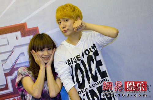 劉著在比賽現(xiàn)場與師洋齊齊搞怪。