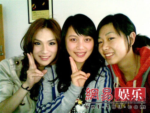 劉著（左一）稱自己喜歡和閨蜜一起逛街。