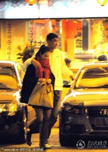 張博否認(rèn)機(jī)場曾牽手翟凌 澄清戀人關(guān)系稱只是好友