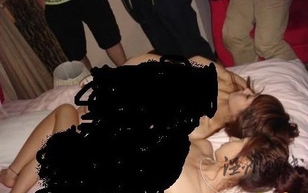 閆鳳姣再曝不穿衣服的照片另一裸女現身已被節目封殺(圖)