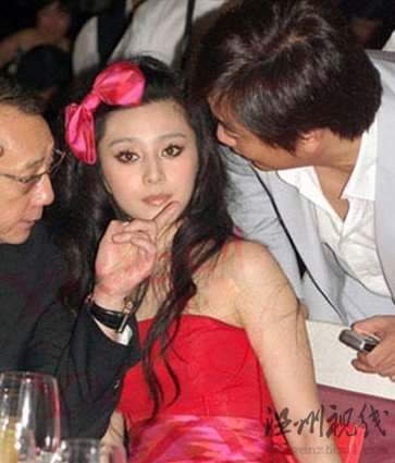 劉亦菲等陪酒照曝光 網友：神仙姐姐下凡塵(圖)