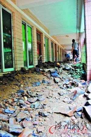 泥石流堆積到窗口。駱昌威攝