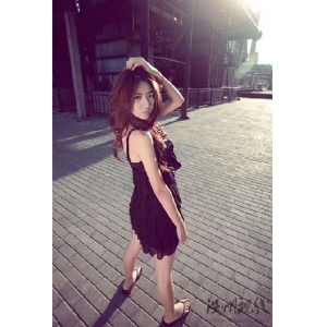 閆氏廢棄工廠性感寫真 穿蕾絲裙詮釋非主流