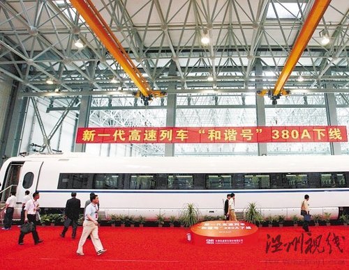 新一代高速列車將用于京滬高鐵、哈大客運專線；鐵道部部長表示，只要保證質量，生產多少采購多少。本報記者 李洪亮 攝