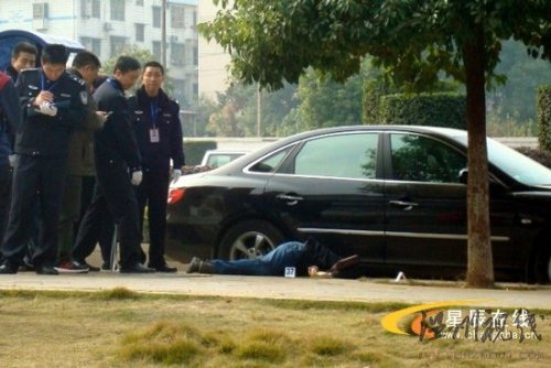 男子在銀行取錢后被當街槍殺(組圖)