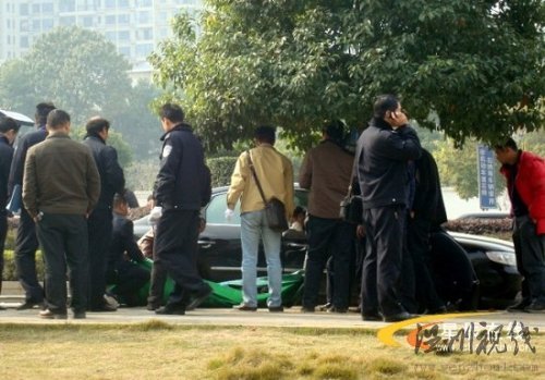 男子在銀行取錢后被當街槍殺(組圖)