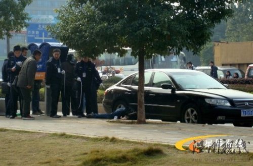 男子在銀行取錢后被當街槍殺(組圖)