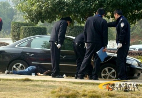 男子在銀行取錢后被當街槍殺(組圖)