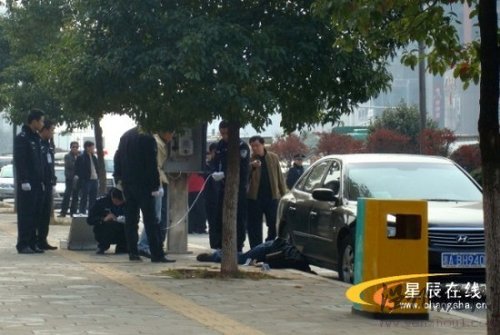 男子在銀行取錢后被當街槍殺(組圖)