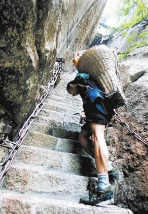 10年里，他背過飲料、蔬菜，也背過面粉、煤氣罐，往返華山3000余個(gè)來回。