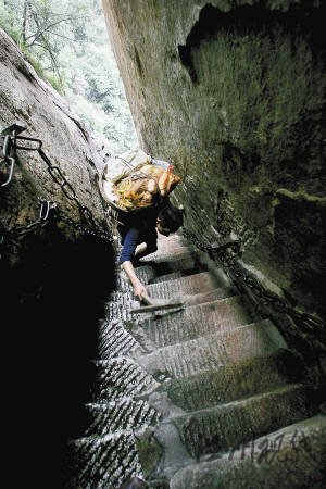 華山第一險(xiǎn)道“千尺幢”與地面幾乎呈80度，何天武背著60多斤的菜，一只手還要拿著拐杖，只能艱難爬行。