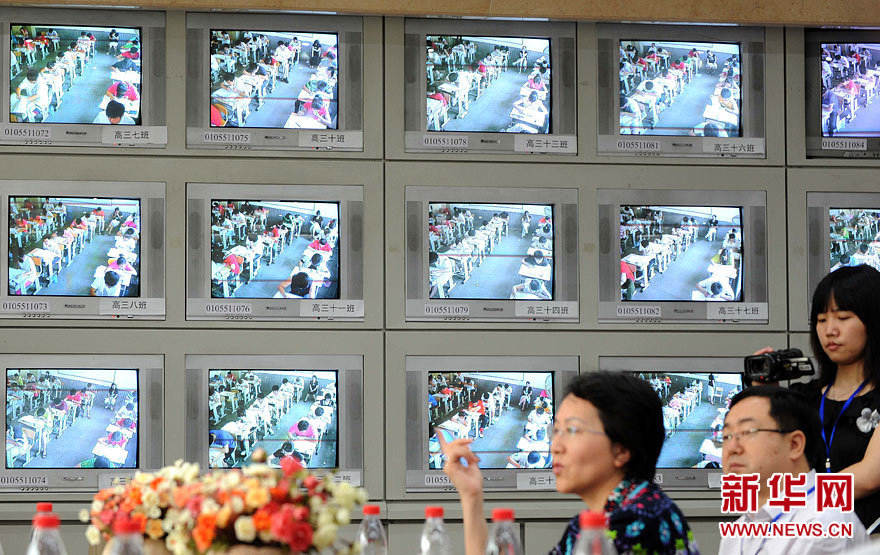 2010年高考井然有序 監(jiān)控屏電子安檢進(jìn)入考場