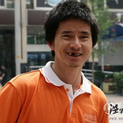 犀利哥找到一份工作 做配送員實現自我價值