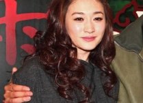 導演鄢頗被挑腳筋李小冉醫院陪護 傳聞李小冉前男友