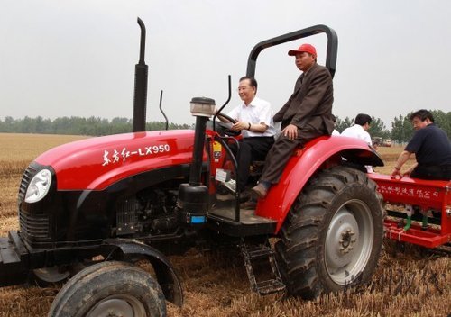 溫家寶在河南考察 駕駛拖拉機在麥地耕種