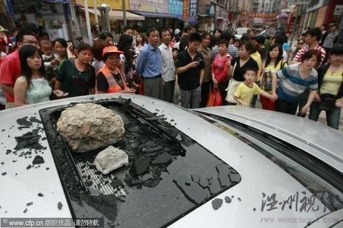 江西南昌原配路遇老公小三同行 怒砸百萬奔馳