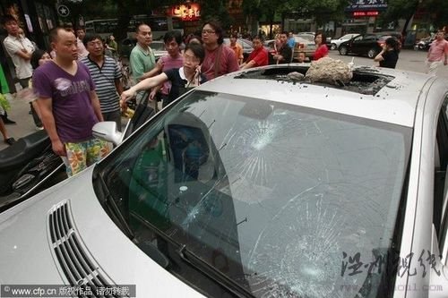 江西南昌原配路遇老公小三同行 怒砸百萬奔馳