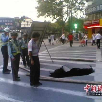 南京夫子廟突現天坑 專家稱與地震無關