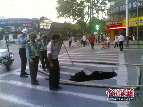 南京夫子廟突現天坑 專家稱與地震無關(圖)