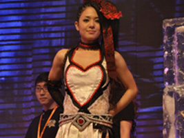 日本美女蒼老師出席久游