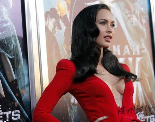 C羅內衣廣告搭檔低胸亮相 梅甘秀性感