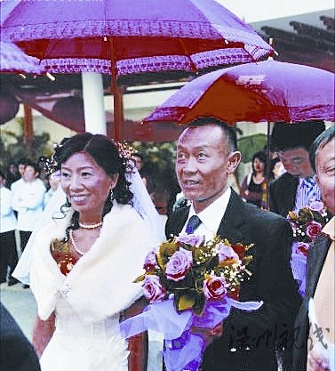 汶川“背亡妻男”與再婚妻感情破裂離婚(圖)