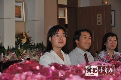 魏敏芝攜老公回國探親胖臉戴眼鏡毫無星相(圖)