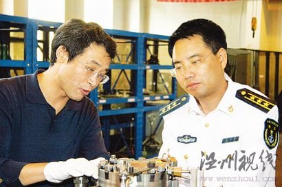 王利軍（右）生前工作場景。