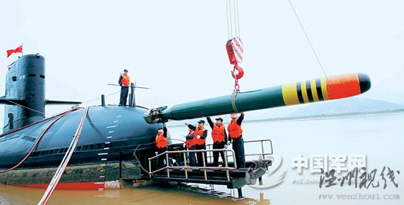東海艦隊某潛艇支隊進行碼頭應急吊裝魚雷演練。