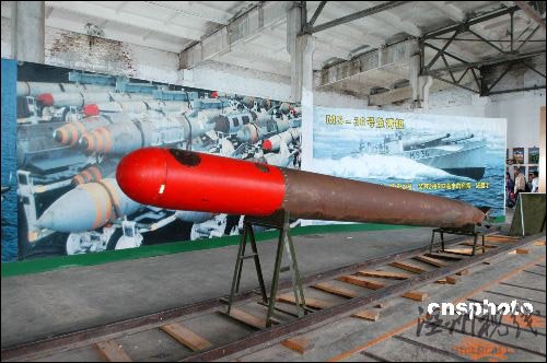 原中國魚雷發射試驗基地建造在青海湖南岸,因其在青藏公路151公里處,又被稱為151基地。其在完成了它的歷史使命之后,才被掀開神秘的面紗,被世人得知。現保留一部分原有的生產車間、實驗區和魚雷、電臺等實物供游人參觀。中新社發 李全舉 攝