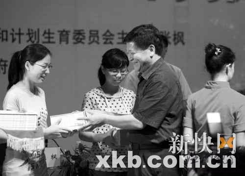 張楓昨日向南沙贈書，并為南沙計生干部上課。新快報記者陳昆侖/攝