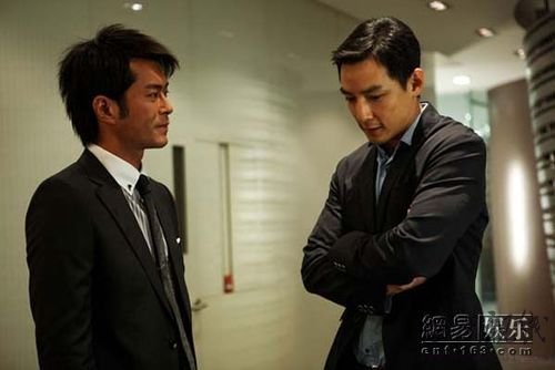 兩大帥哥激情對撞。