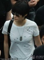 李宇春現(xiàn)身引多名保鏢護(hù)駕 緊身T恤露上圍曲線