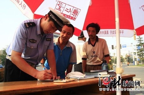 石家莊10萬(wàn)重獎(jiǎng)不闖紅燈者 160余人領(lǐng)走8萬(wàn)(圖)