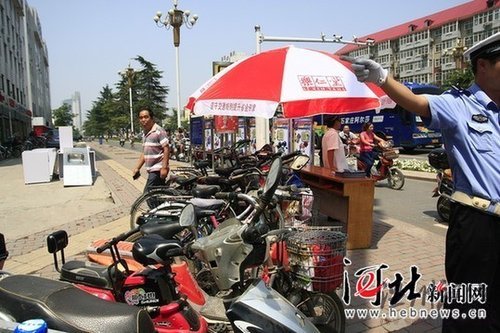 石家莊10萬(wàn)重獎(jiǎng)不闖紅燈者 160余人領(lǐng)走8萬(wàn)(圖)