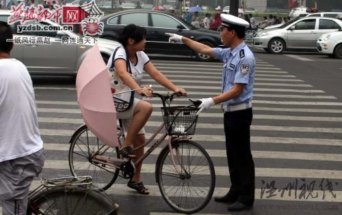 民警攔下闖紅燈者