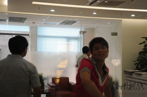 自稱“霸王”員工者沖擊每日經濟新聞（組圖）