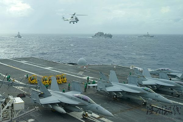 2010年8月9日，太平洋，美國海上補給司令部下轄的干貨與彈藥補給船USNS Amelia Earhart (T-AKE 6)正在為美國海軍“華盛頓”號核動力航母(CVN 73)進行補給，一架SA-330J美洲豹直升機正在對“華盛頓”號進行垂直補給。