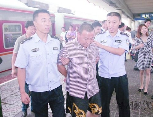 妻子同學會后鬧離婚 丈夫床上將其斬首(圖)