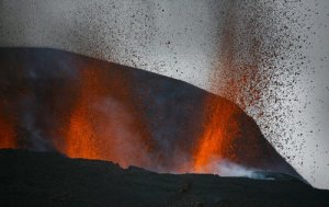 冰島火山持續噴發 熔巖從火山口射出(組圖)