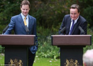 英國首相卡梅倫和副首相克萊格齊亮相 并肩對眼氣氛