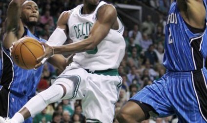 五佳球:阿倫罕見劈扣氣魔獸 KG籃下被扇翻在地