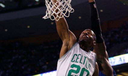 阿倫14+6+6創(chuàng)助攻新高 無懼魔獸再演飛身暴扣